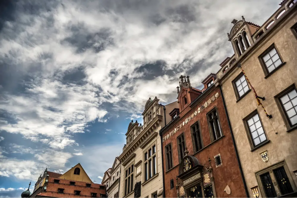 Zabytkowe kamienice w centrum Wrocławia pod pochmurnym niebem.